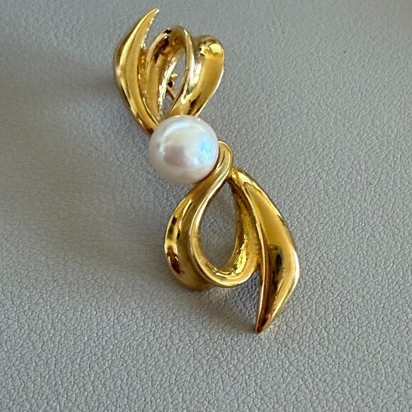 Vintage Gold-Tone Brooch With Faux Pearl Center & Abstract Swirl Design - Picture 5 of 5